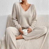 Vivienne - Set din două piese cu pantaloni drepți și top cu decolteu în V