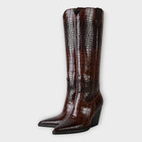 Pantofi cu model de crocodil și toc elegant