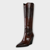 Pantofi cu model de crocodil și toc elegant