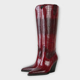 Pantofi cu model de crocodil și toc elegant