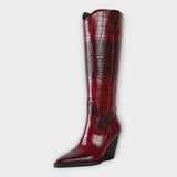 Pantofi cu model de crocodil și toc elegant